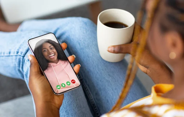 장거리 전화 친구에게 전화하는 비디오를 들고 있는 흑인 여성 — 스톡 사진