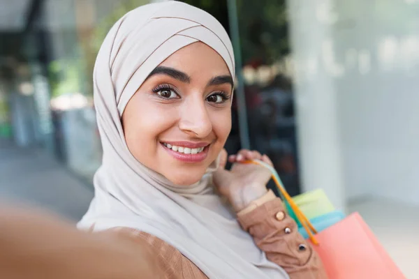 Blogger de moda, selfies para redes sociales, compras en la ciudad y expresión facial positiva — Foto de Stock