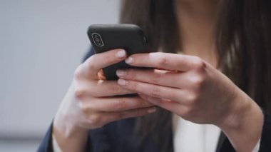 Çevrimiçi iletişim. Akıllı telefondan mesaj atan kadın elleri, cep telefonu uygulaması üzerinden sosyal medyada konuşan tanınmayan kadın.