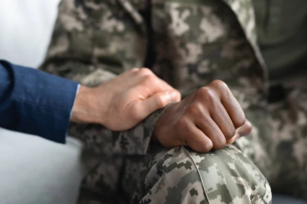 Cropped of psychologist comforting military man during session — Stock Photo, Image