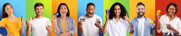 Emocionado diversas pessoas usando smartphones mostrando cartões de crédito de débito — Fotografia de Stock