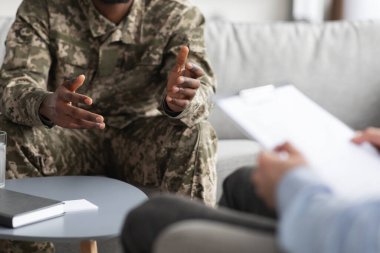 Tanımlanamayan Afro-Amerikan askeri psikologla konuşuyor.