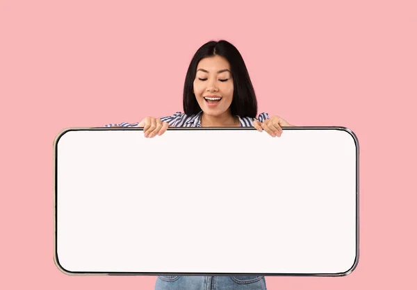 Alegre asiático dama mostrando grande blanco vacío smartphone pantalla —  Fotos de Stock