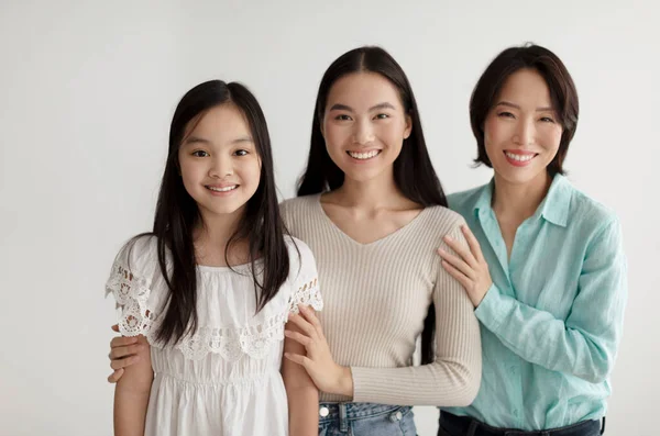 Retrato de alegre amoroso asiático multi geração família com mãe, filha e avó sorrindo para a câmera — Fotografia de Stock