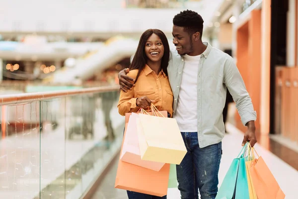 Retrato de pareja negra caminando con bolsas de compras —  Fotos de Stock