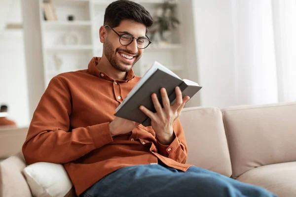 Sorrindo homem árabe em óculos livro de leitura — Fotografia de Stock