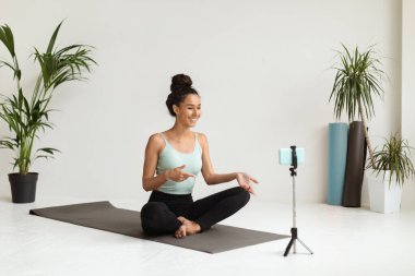 Genç Kadın Fitness Blog 'u Yoga Stüdyosunda Akıllı Telefonla İçerik Yakalıyor