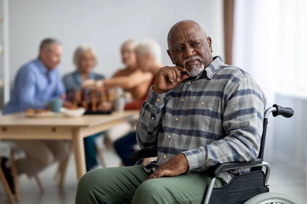 Incapacitado afro-americano idoso em cadeira de rodas sentindo-se sozinho — Fotografia de Stock