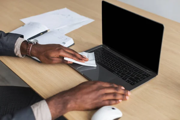 인식 할 수없는 아프리카 계 미국인 사무실 직원들 이 아르 데스크에 앉아 냅킨으로 노트북 컴퓨터를 닦고 디자인을 위해 흉내를 내고 있다 — 스톡 사진
