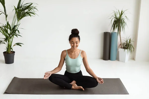 Concepto de Bienestar. Joven Relajada Femenina en Activewear Meditando en Yoga Studio —  Fotos de Stock
