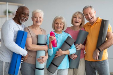İnziva merkezindeki yoga dersine katılan bir grup emekli sporcu.