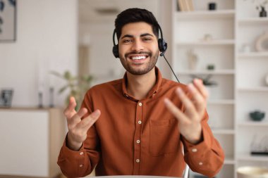 Arap adamın web kamerasında görüntülü konuşması ve konuşması var.