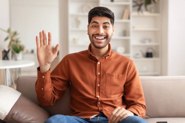 Selamlama Kavramı. Arap adam kameraya el sallıyor.