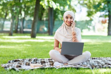 İş yeri dışarıda, ofis içeride, modern iş uzaktan, serbest, dijital göçebe.