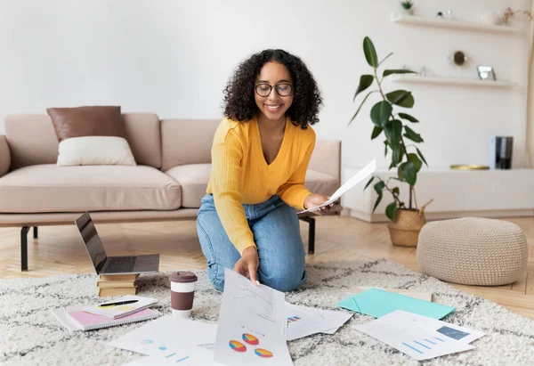 Piękny młody czarny kobieta siedzi na podłodze z laptopem i dokumentami, pracy lub uczenia się z domu, wolne miejsce — Zdjęcie stockowe