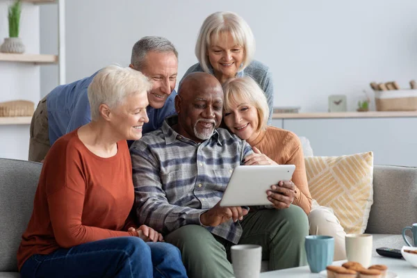 Mutlu yaşlılar evde birlikte vakit geçiriyorlar, aletler kullanıyorlar.