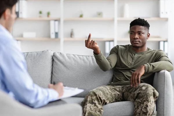 Agressivo homem militar negro mostrando seu gesto inapropriado psicólogo — Fotografia de Stock