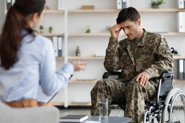 Mozgáskorlátozott fiatalember katonai veterán részt vevő női pszichológus — Stock Fotó