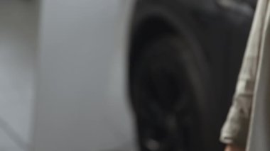 Araba kirası. Tanımlanamayan bayan müşterinin kiralık ofisteki ajandan araç anahtarları alması, takip çekimi, ağır çekim...