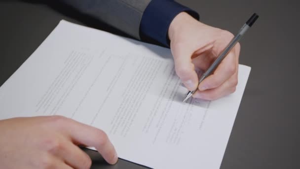 İş belgeleri. Anlaşmayı imzalamadan önce tanınmayan işadamı, üst görünüm, izleme çekimi — Stok video