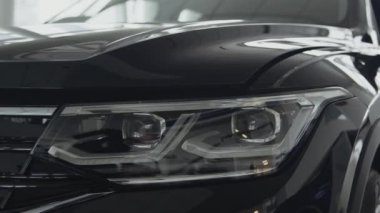 Yeni modern otomobil. Gıcır gıcır SUV arabasının satış mağazasındaki çekim sunumu