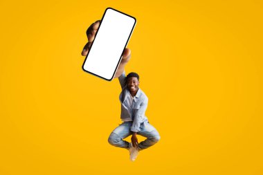 Pozitif stil genç siyahi adam en yeni mobil uygulamayı gösteriyor