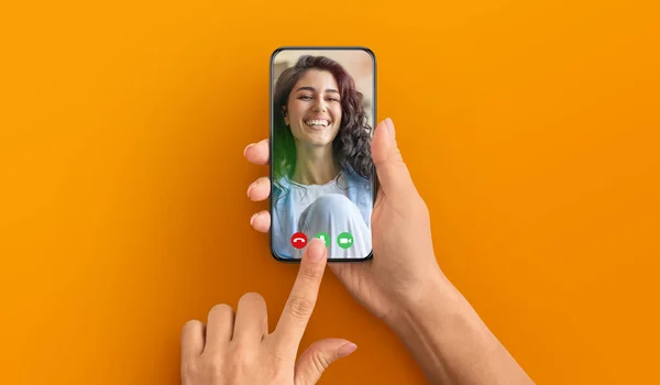 Женщина держит мобильный телефон в руке видео вызова расстояния друг — стоковое фото