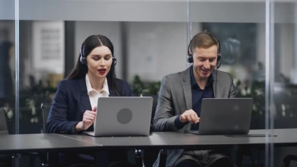 Team van vertegenwoordigers van de klantenservice in headsets die klanten bijstaan, het oplossen van technische problemen in het moderne callcenter — Stockvideo