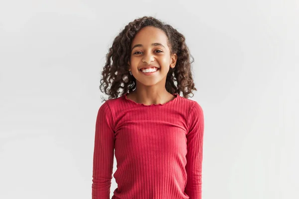 Portret szczęśliwej czarnej nastolatki dziewczyna na szarym tle Studio — Zdjęcie stockowe