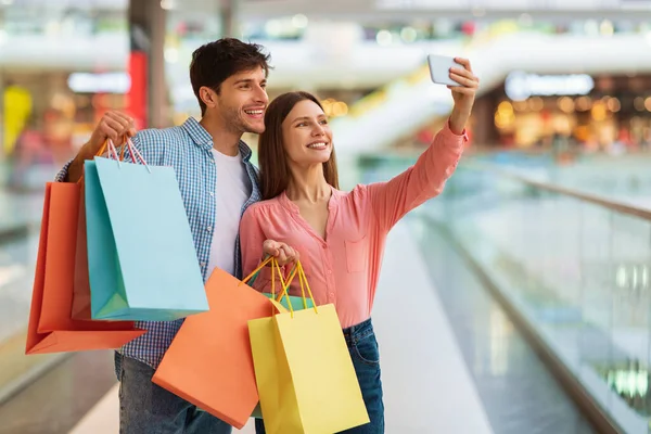 Allegro Sposi Shopping Fare Selfie Utilizzando Smartphone In Hypermarket — Foto Stock