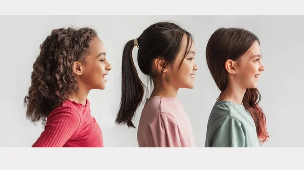 Collage di ritratti di profilo con preadolescenti multietniche, sfondo bianco — Foto Stock