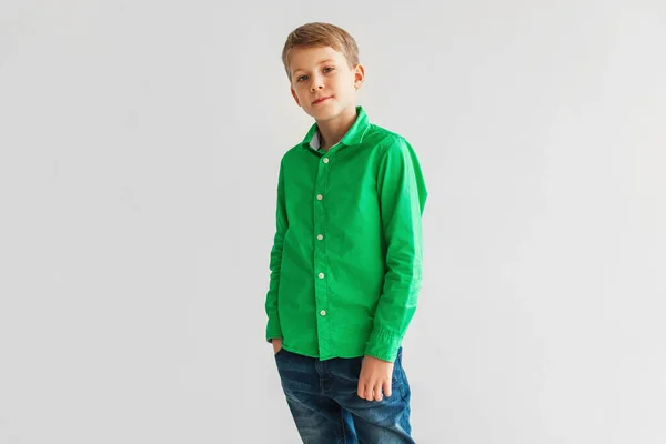 Gri Arkaplan Üzerine Yeşil Tişört Giyen Ciddi Sarışın Çocuk — Stok fotoğraf