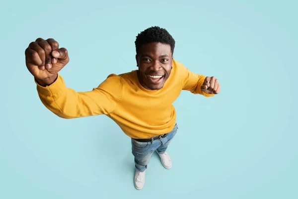 Vista superior de chico negro alegre gesto en azul —  Fotos de Stock