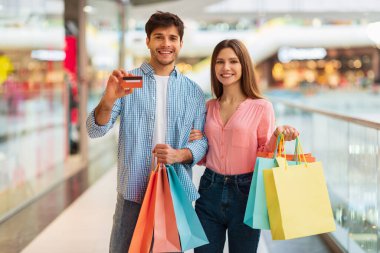 Hipermarkette Kredi Kartı Gösteren Çift Alışveriş Torbası