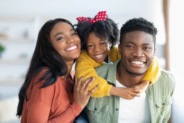 Retrato de feliz jovem afro-americano família de três com pouco filha — Fotografia de Stock