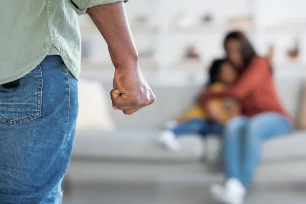 Huiselijk geweld. Afro-Amerikaanse man bedreigt vrouw en dochter met zijn vuist — Stockfoto