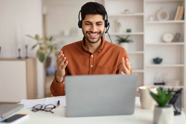 Arabo uomo avendo video chiamata utilizzando computer portatile e parlando — Foto Stock