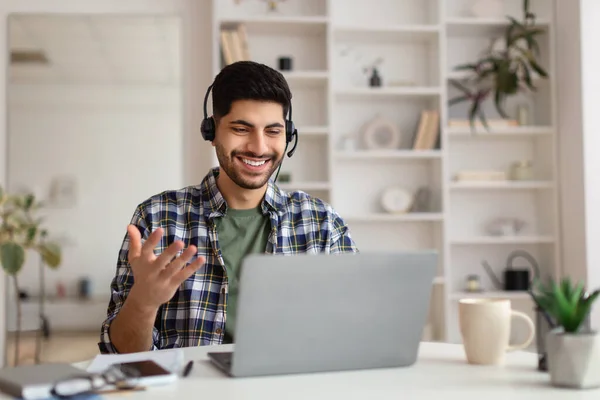 Árabe hombre teniendo videollamada utilizando el ordenador portátil y hablando —  Fotos de Stock