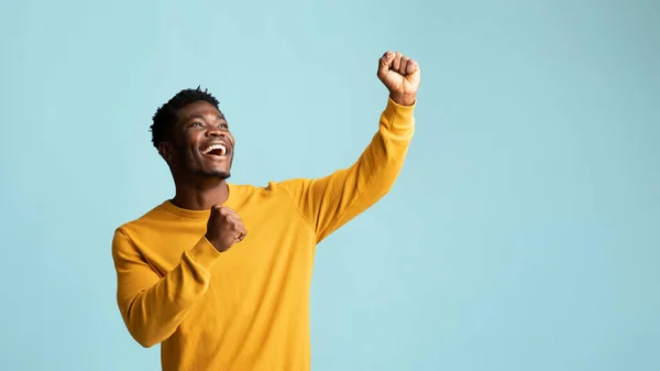 Ragazzo afroamericano emotivo alzare i pugni, spazio copia, panorama — Foto Stock