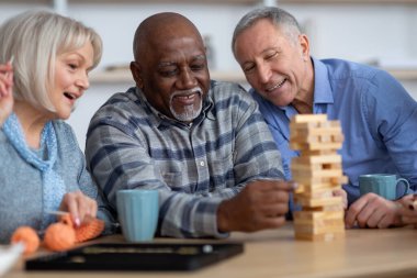 Evde Jenga oynayan çok ırklı son sınıf öğrencilerine yakın çekim