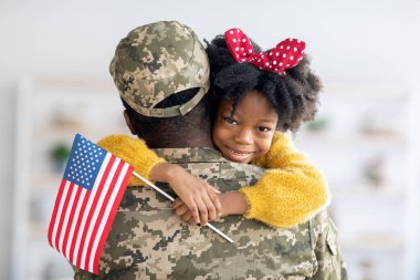 Amerikan Bayrağı Tutan ve Asker Baba 'yı Saran Sevimli Siyah Kız