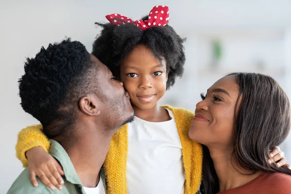 Mutlu siyah aile portresi, genç ebeveynler ve tatlı küçük kız. — Stok fotoğraf
