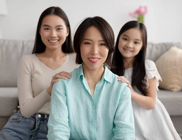 Madura mujer asiática con su hija adulta y linda nieta posando en casa, enfoque selectivo — Foto de Stock