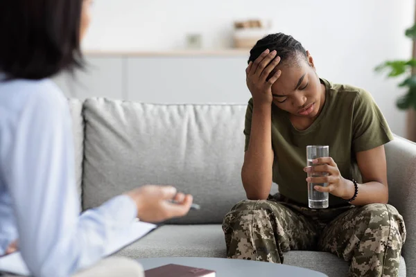 Pós-depressão militar. Senhora Soldado preto perturbado durante reunião com psicoterapeuta — Fotografia de Stock