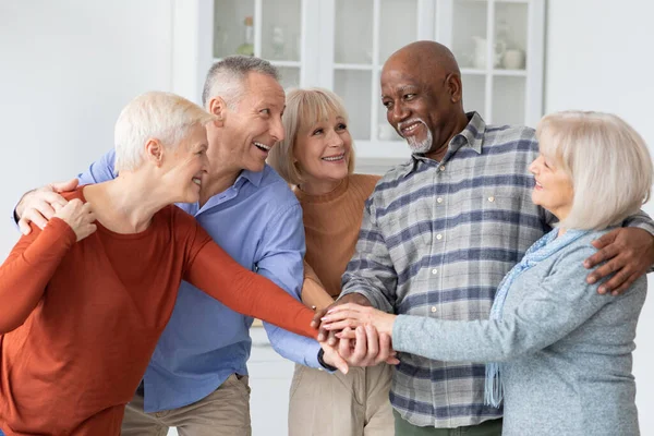 Grupo multirracial de idosos amigos de mãos dadas — Fotografia de Stock