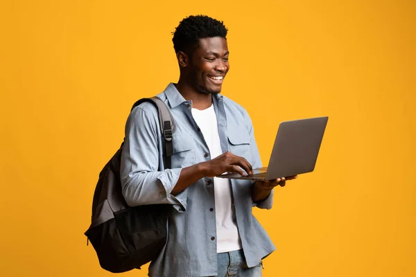 Uśmiechnięta afrykańska studentka używająca laptopa — Zdjęcie stockowe