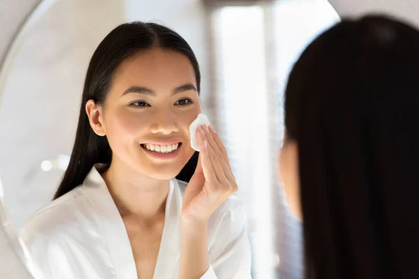 Espelho reflexo de mulher asiática bonita usando tonner — Fotografia de Stock