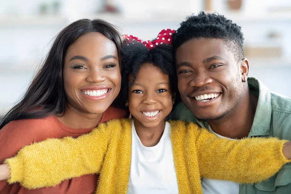 Familie Selfie. Schattig klein zwart meisje nemen selfie met ouders thuis — Stockfoto