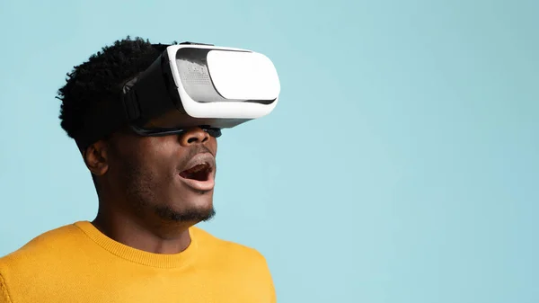 Niesamowite młody czarny człowiek mając wirtualnej rzeczywistości okulary doświadczenie zbliżenie — Zdjęcie stockowe