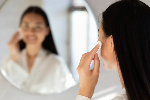 Irreconocible de pelo largo asiático mujer usando cara tonner — Foto de Stock